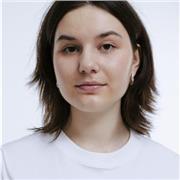 Profesora de teatro e inglés (y teatro en inglés) con años de experiencia en improvisación y como actriz, y un C1 en inglés.